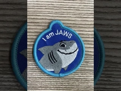 Thiết kế tùy chỉnh thêu miếng dán 3D sắt mềm trên nhiều phong cách huy hiệu thêu cho quần áo