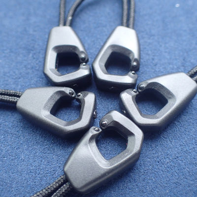 Thân thiện với môi trường PE Black Zipper Slider Puller cho Garmant hoặc túi